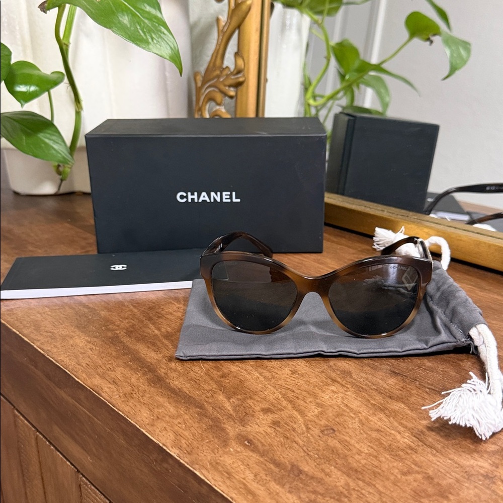 CHANEL Brown Tortoiseshell Sunglasses with Gold Chanel Logo - Picture 2 of 8